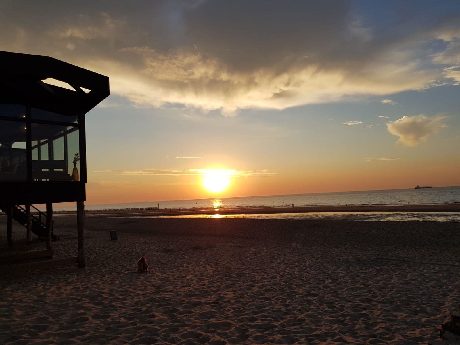 Zonsondergang aan zee